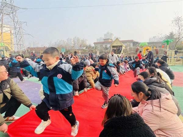 合肥市荣城幼儿园教育集团开展“金龙迎春晖萌娃乐游园”亲子迎新活动(图4)