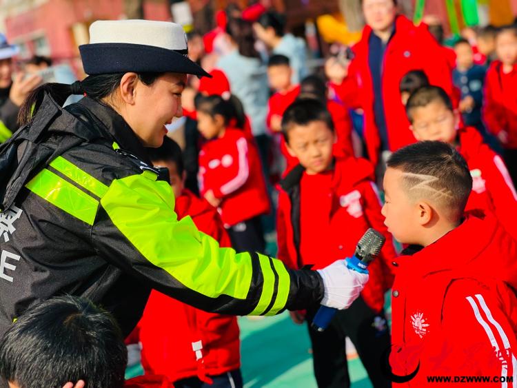 东营市海河幼儿园联合东营市交警一大队开展交通安全教育体验课(图1)