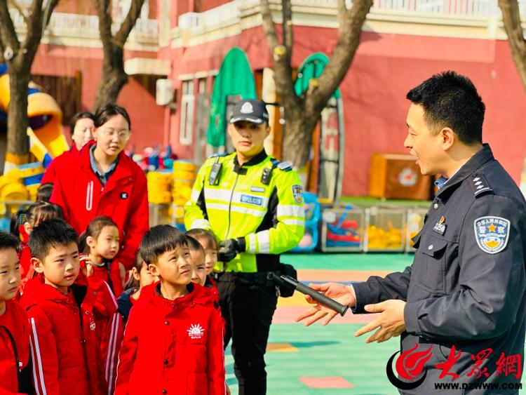 东营市海河幼儿园联合东营市交警一大队开展交通安全教育体验课(图2)